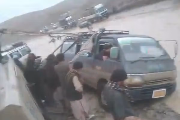 په بادغیس ولایت کې د سېلابونو له امله بند پاتې ۹۳ موټر را اېستل شوي دي