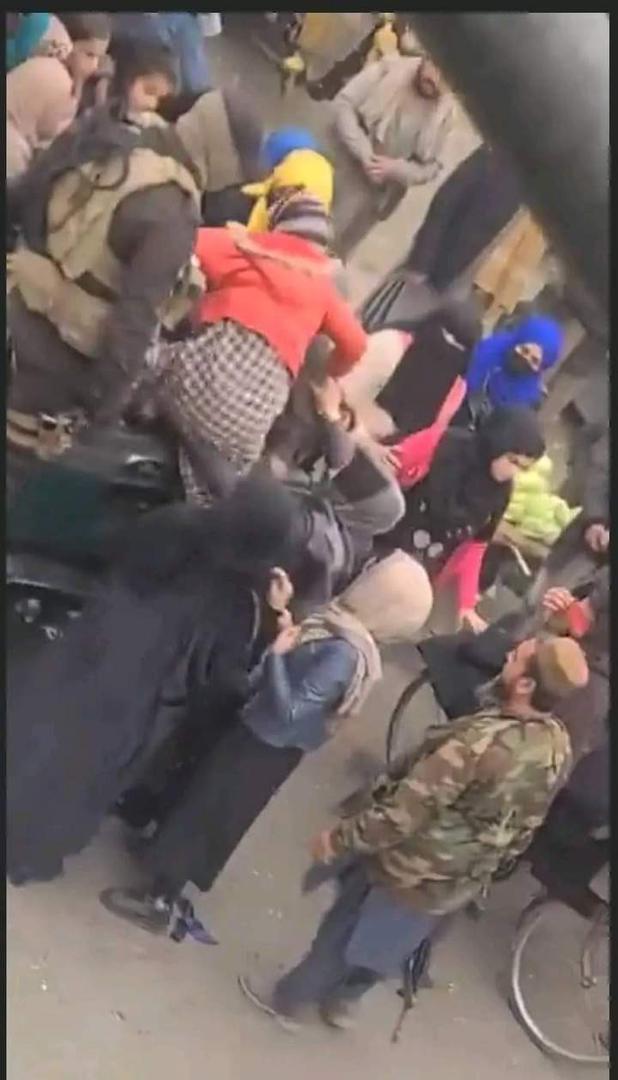 طالبان می‌گوید عکس منتشر شده در رسانه‌ها از جریان 'جمع‌آوری گداهاست'، نه 'بازداشت زنان'