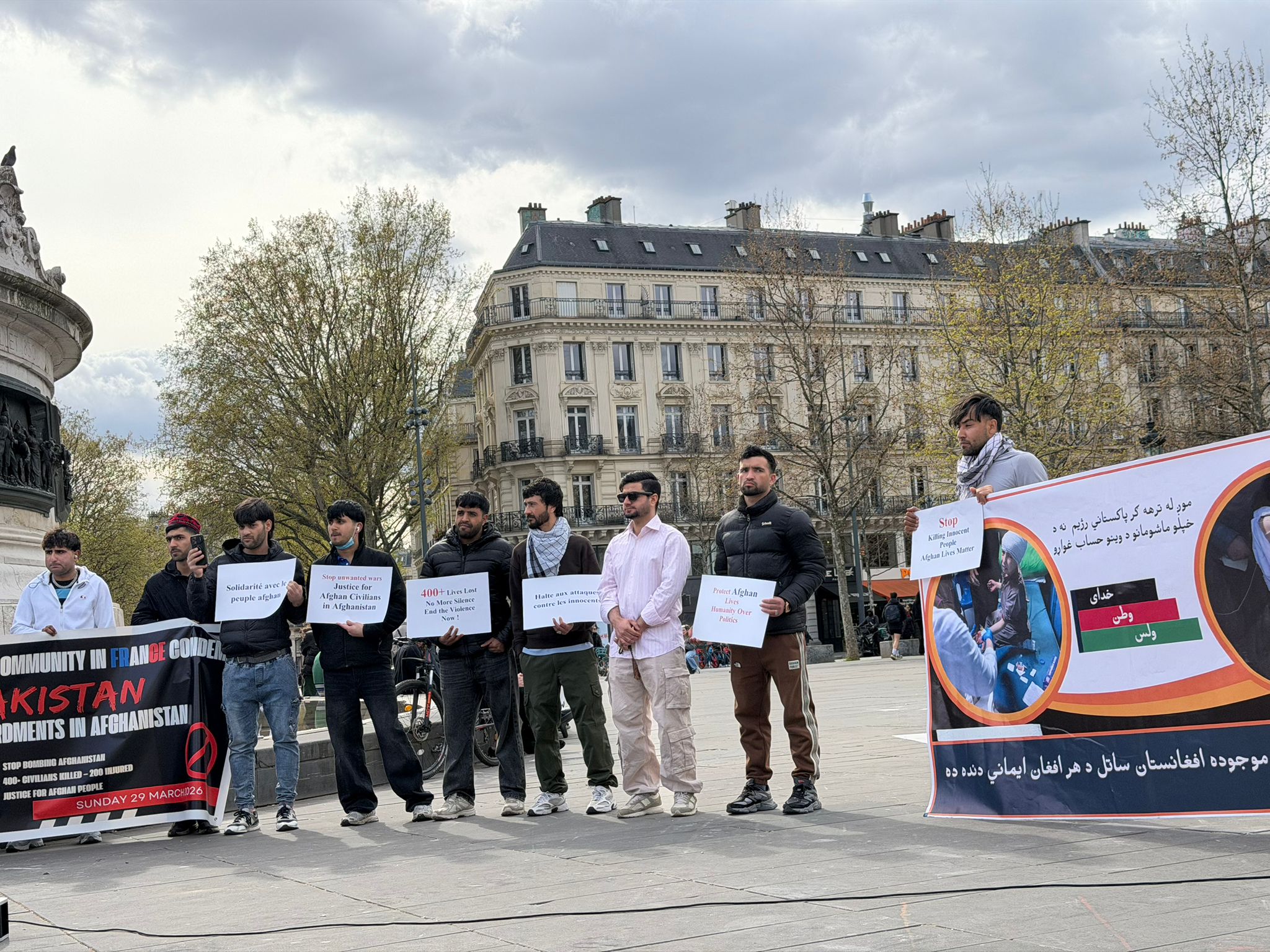 په پاریس کې مېشتو افغانانو پر افغانستان د پاکستان د وروستیو بریدونو پر ضد لاریون وکړ