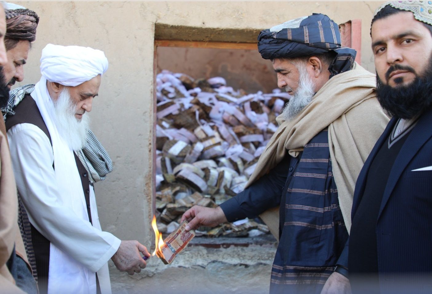 طالبان در یک سال «۲.۵ میلیارد افغانی» اسکناس فرسوده را از بین برده است