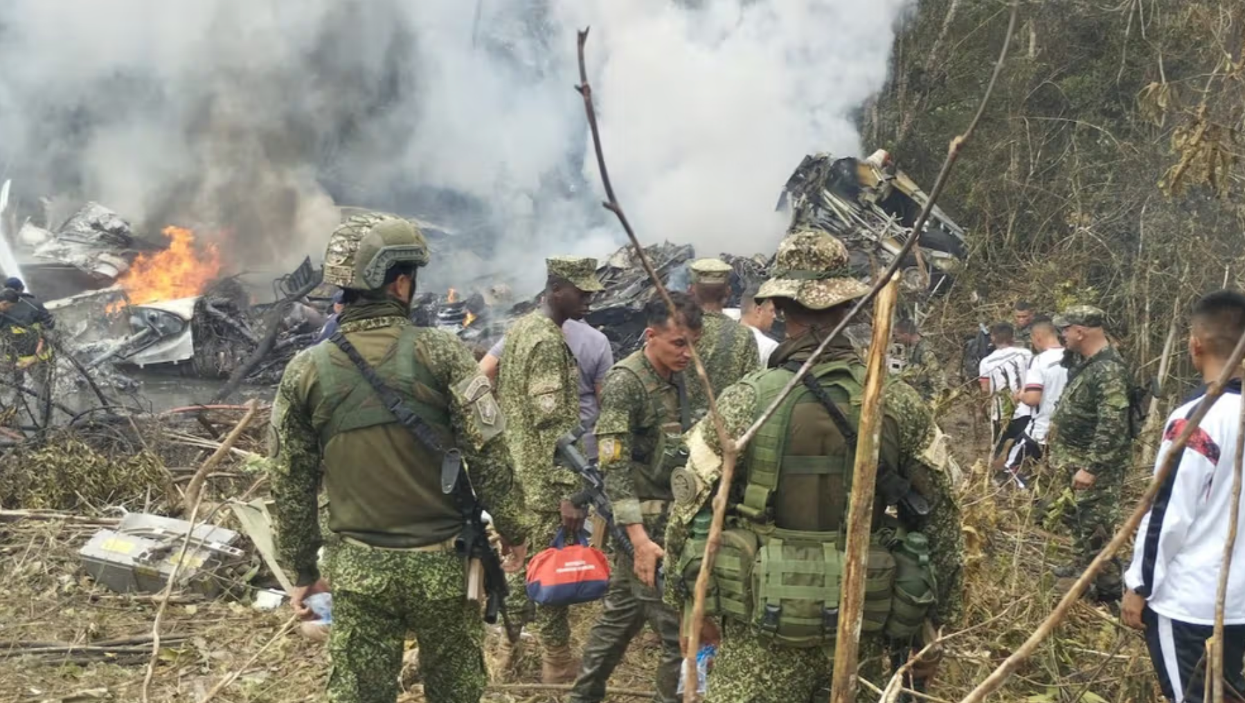 د کولمبیا په سوېل کې د یوې پوځي الوتکې غورځېدو پېښه کې ۸ تنه مړه او لسګونه نور ټپیان شوي