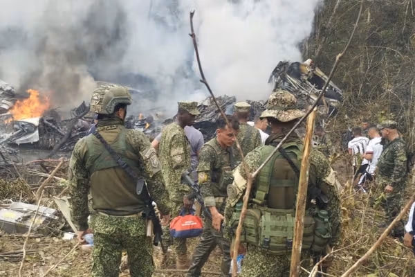 د کولمبیا په سوېل کې د یوې پوځي الوتکې غورځېدو پېښه کې ۸ تنه مړه او لسګونه نور ټپیان شوي