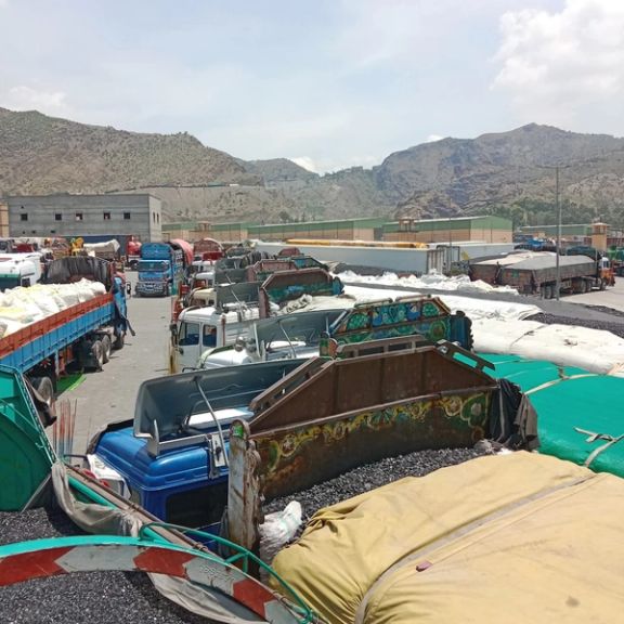 د سوداګرۍ خونه: پر افغان ټرانزیټي توکو لګول شوی یو سلنه محصول باید زر لغوه شي