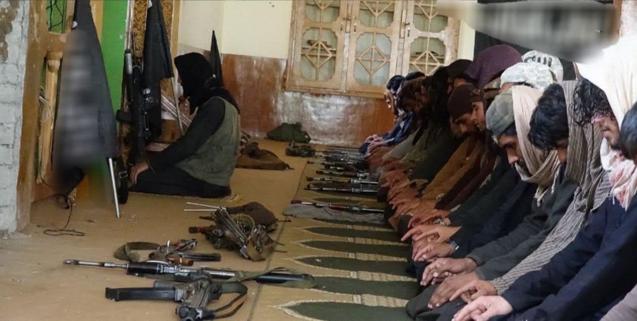 تصاویر منتسب به داعش خراسان در فاریاب؛ مردانی که با پرچم سیاه نماز عید می‌خوانند