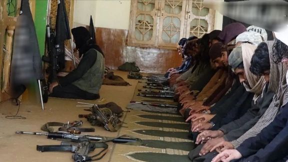 تصاویر منتسب به داعش خراسان در فاریاب؛ مردانی که با پرچم سیاه نماز عید میخوانند