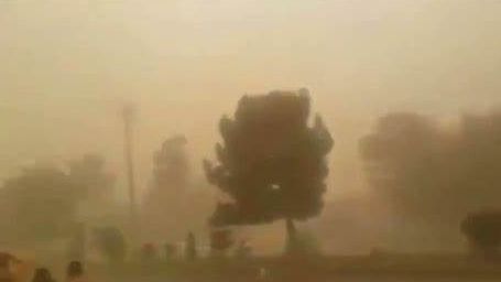 کمکهای هلال احمر در ولسوالی زندهجان هرات به دلیل طوفان شدید متوقف شد