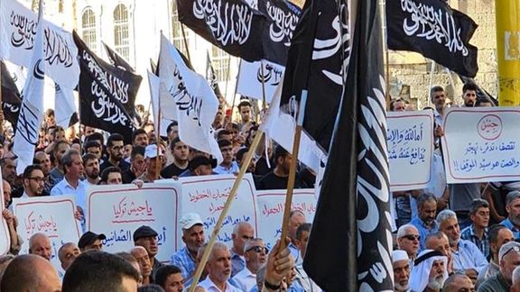 همین پرچم در گردهمایی حزبالتحریر در شهر الخلیل، ۵ جولای ۲۰۲۳