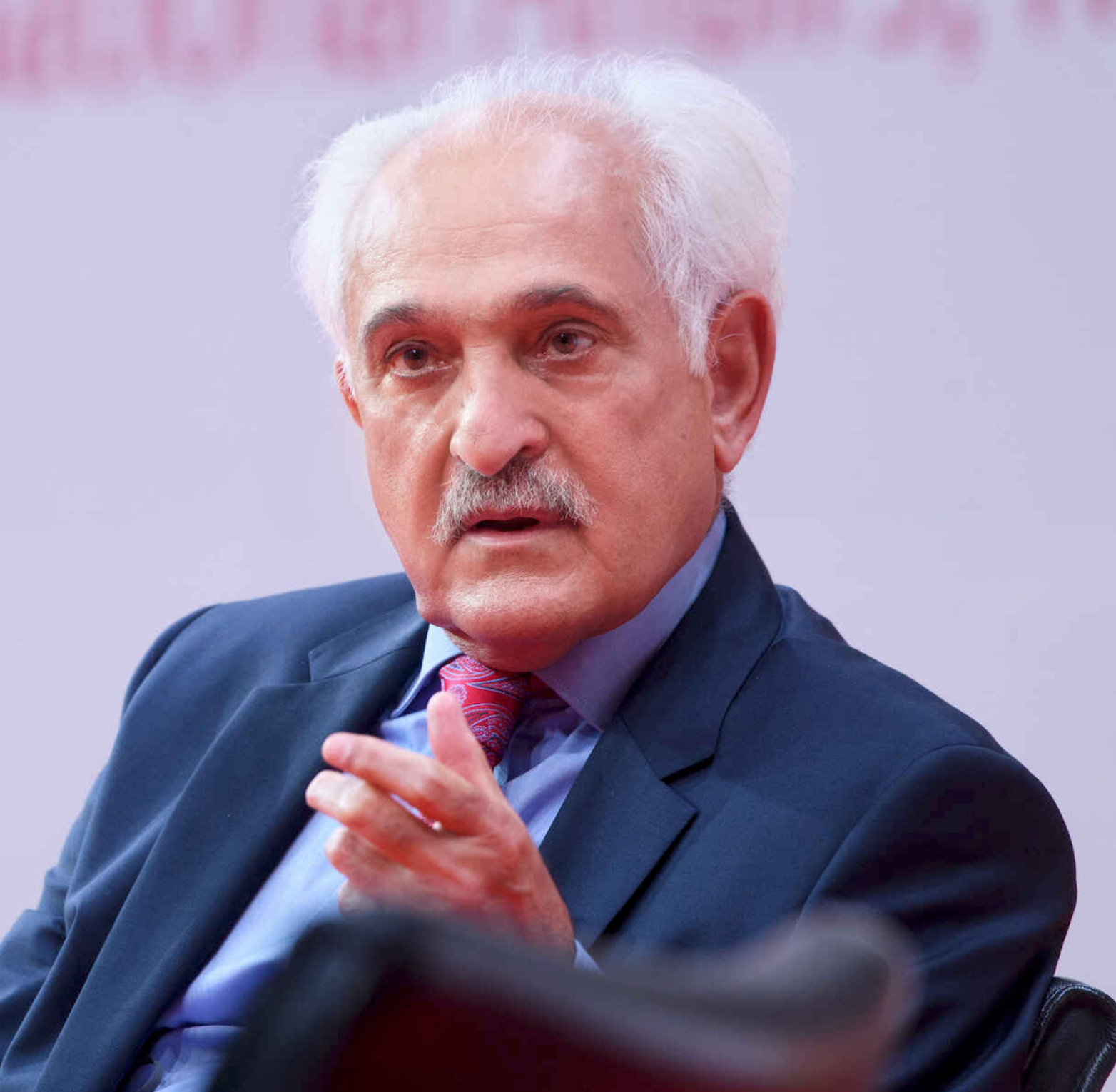 سپنتا: افغانستان باید د سیمې د قدرتونو د نیابتي جګړو ډګر نه‌شي