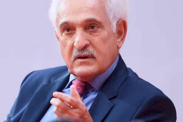 سپنتا: افغانستان باید د سیمې د قدرتونو د نیابتي جګړو ډګر نهشي