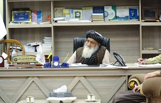 برخلاف قانون امر به معروف؛ وزیر فواید عامه طالبان تصویر ملا عمر را در دفترش گذاشته است