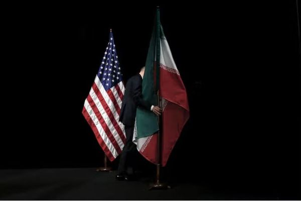 والسټریټ ژورنال: ایران له امریکا سره د مذاکراتو د بیا پیل لپاره خپل دریځ «نرم» کړی دی