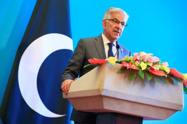 وزیر الدفاع الباکستاني: تراجع نفوذ باكستان في أفغانستان