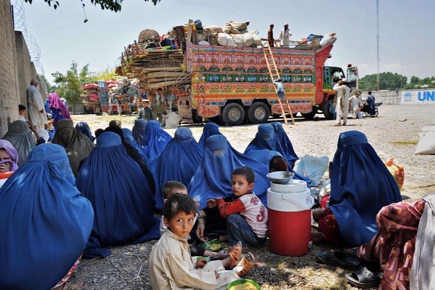 طالبان: له دوه نیم زرو ډېر افغان کډوال له ایران او پاکستانه راستانه شول