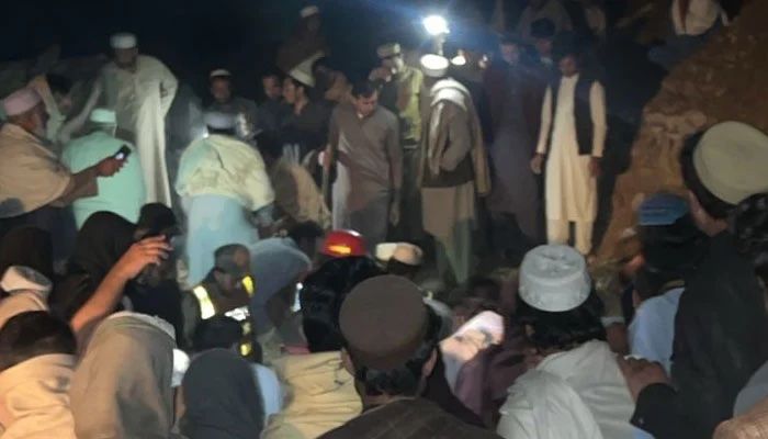 د خیبرپښتونخوا په خیبر او سوېلي وزیرستان کې د چت پرېوتو په دوو پېښو کې اته تنه مړه شوي