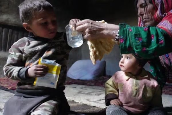 د خوړو نړیوال پروګرام: په افغانستان کې لوږه مخ پر ډېرېدو ده