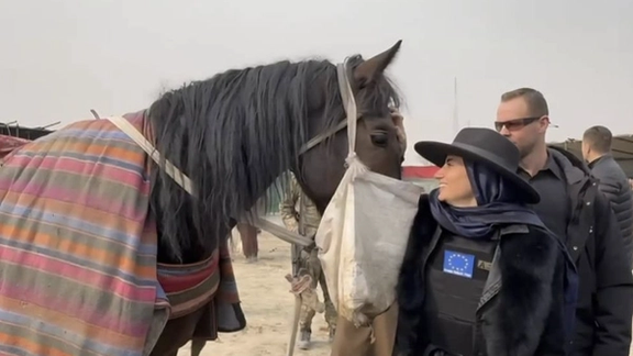 دبلوماسية أوروبية تتابع "البزكشي" وهي ترتدي سترة واقية من الرصاص