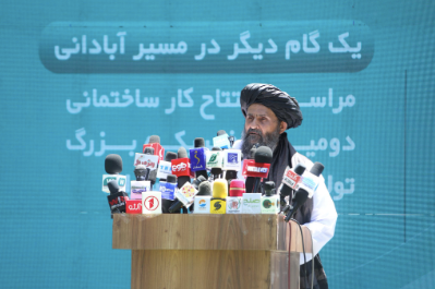 ملا برادر: د افغانستان اقتصاد له وارداتو څخه تولید او صادراتو ته اړوو