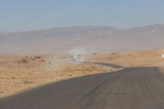 د ټي ټي پي جنګیالیو پر لاره تېرېدونکي ګاډي او په سیمه کې د خلکو تګ او راتګ له نږدې څاري