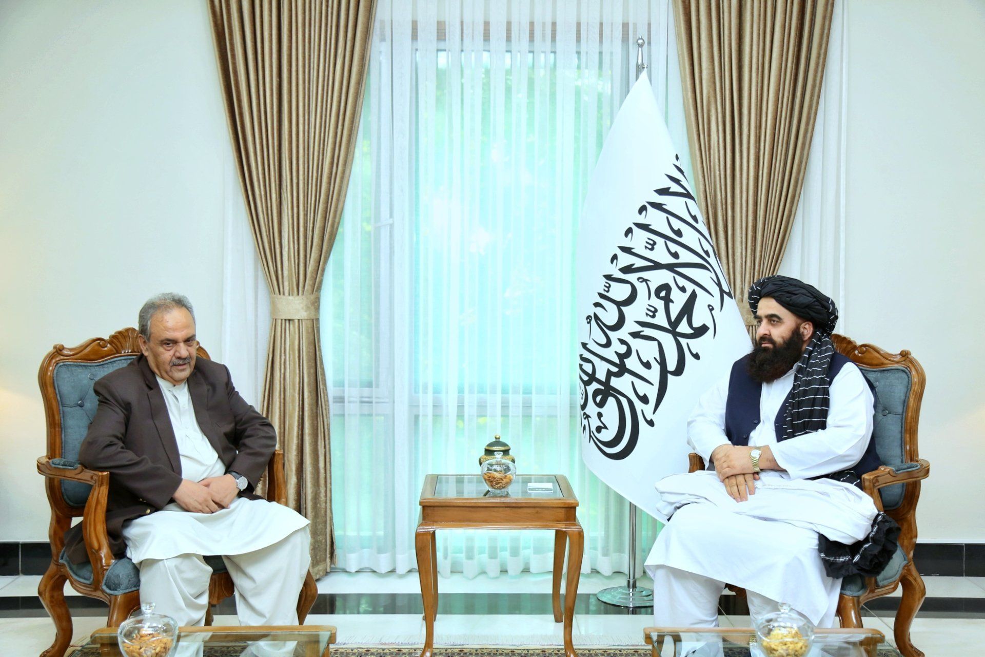 متقی در دیدار با نماینده پاکستان: "مشکلات امنیتی" از طریق کمیته‌های مشترک حل شود