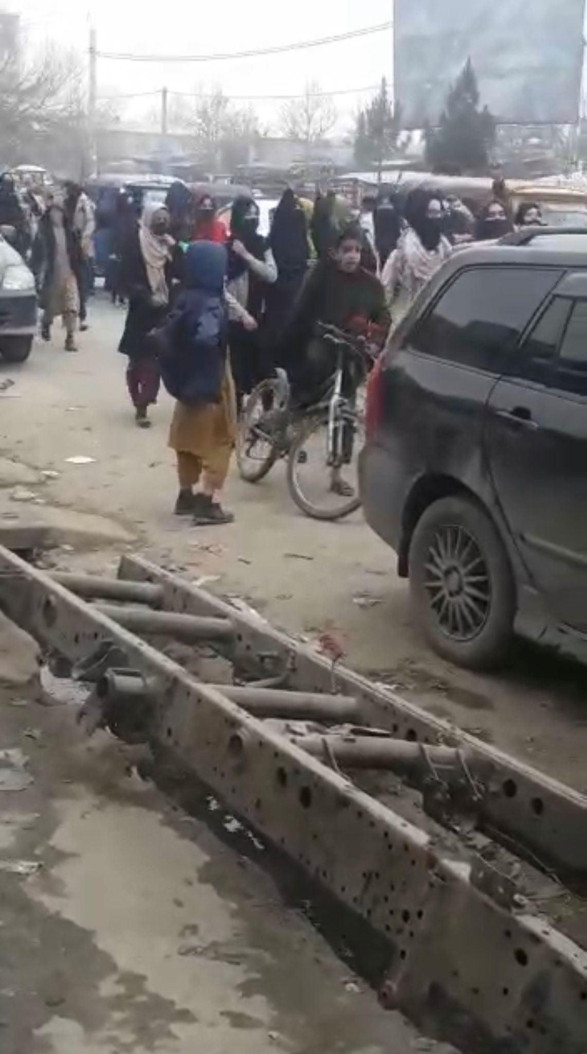 شماری از زنان در اعتراض به ممنوعیت تحصیلات عالی دختران در تخار تظاهرات کردند