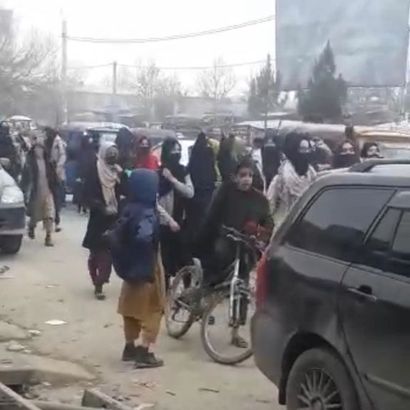 شماری از زنان در اعتراض به ممنوعیت تحصیلات عالی دختران در تخار تظاهرات کردند