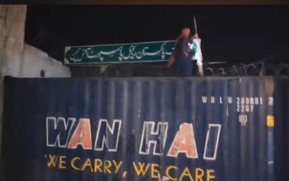 پرلتوال: په چمن کې مو د پاسپورټ ادارې دروازه په کانټینرونو بنده کړه