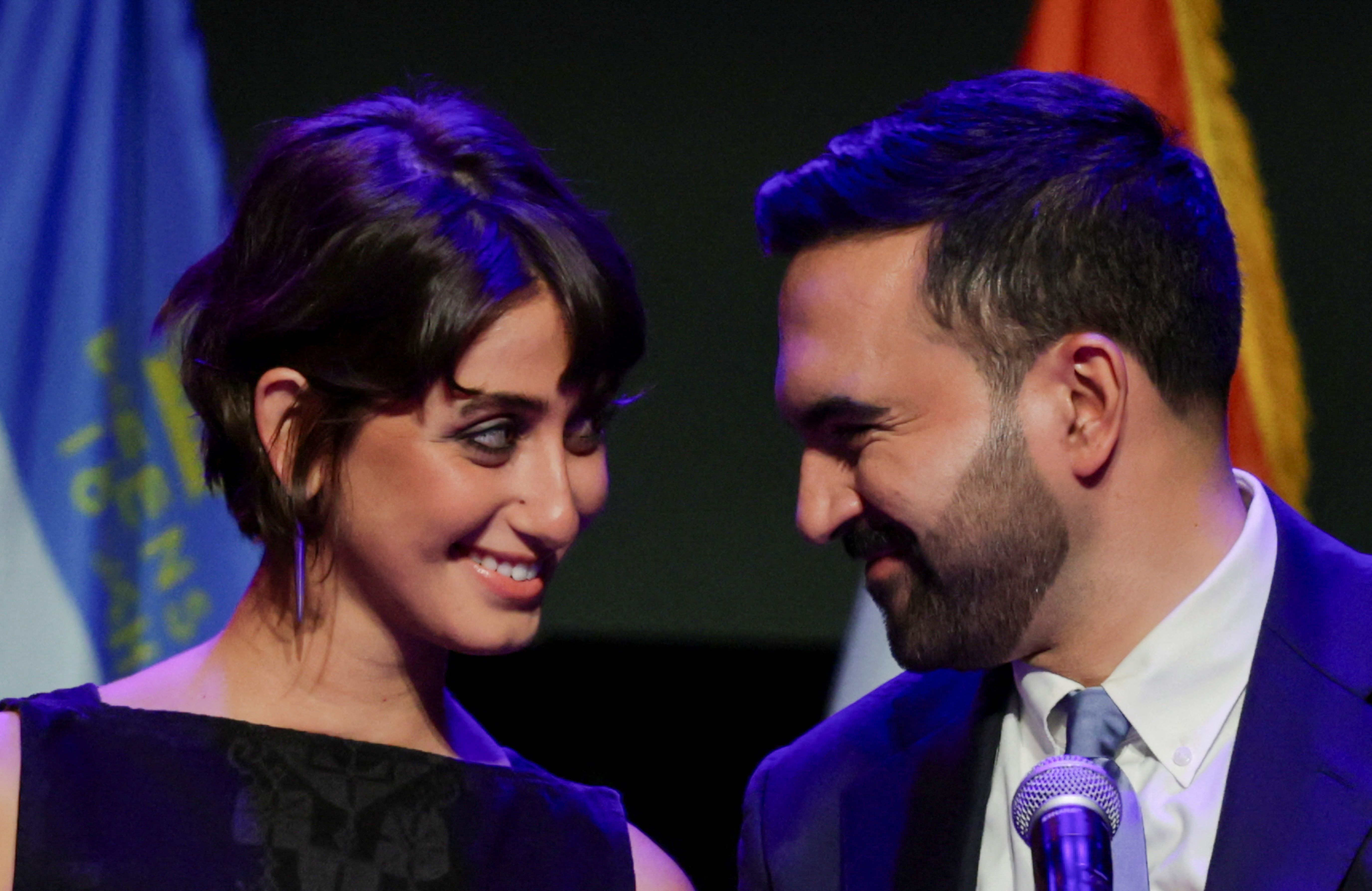 زهران ممداني، عمدة مدينة نيويورك، ينظر إلى زوجته راما دواجي بعد فوزه بالانتخابات