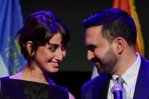 زهران ممداني، عمدة مدينة نيويورك، ينظر إلى زوجته راما دواجي بعد فوزه بالانتخابات