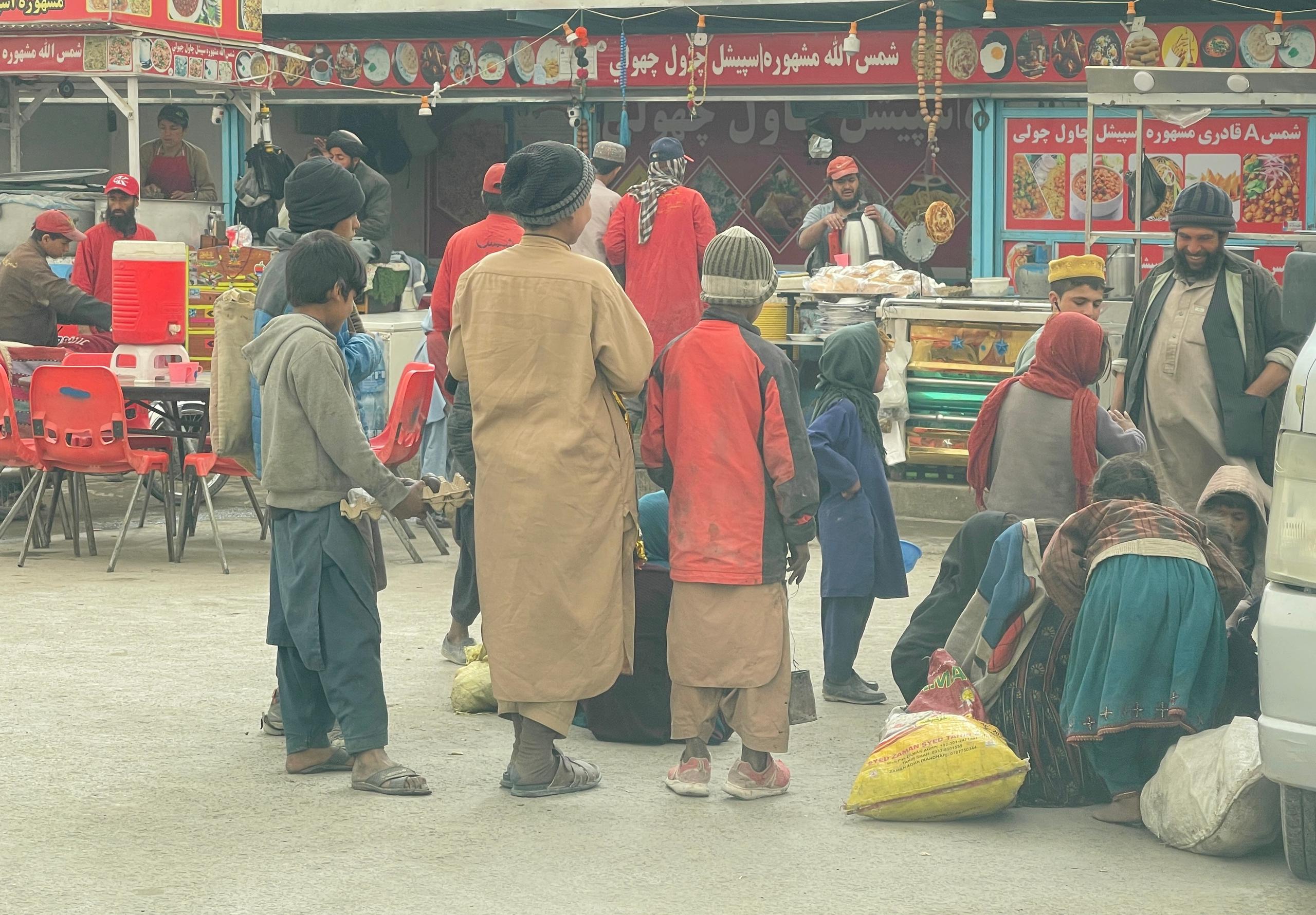 کندهار کې لوږه؛ د واکمنو چوپتیا او د سوالګرو ماشومانو زیاتوالي خلک اندېښمن کړي