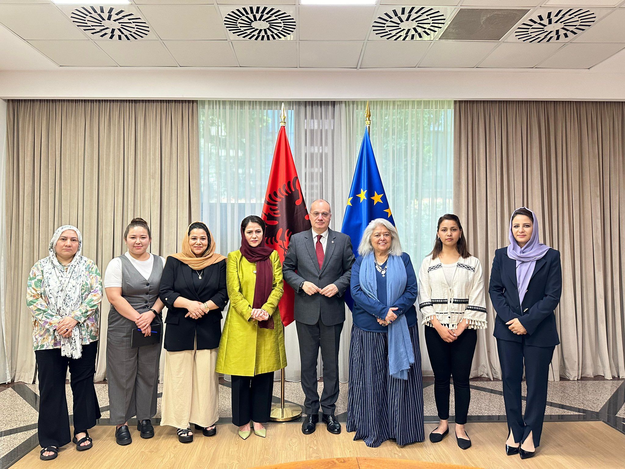 وزیر خارجه آلبانیا با گروهی از زنان افغان دیدار کرد