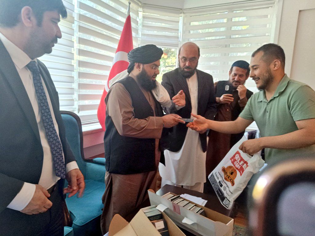 وزارت خارجه طالبان به کودکان افغان متولد ترکیه در استانبول پاسپورت توزیع می‌کند