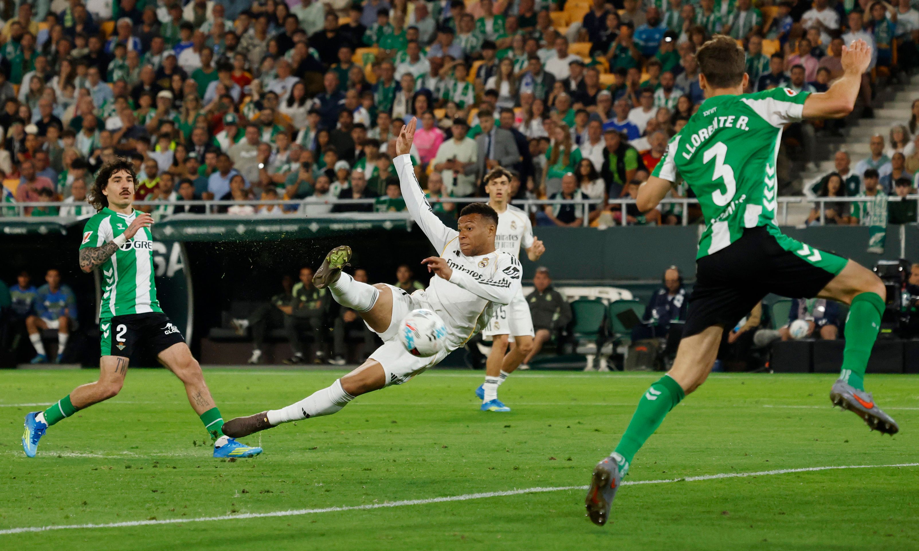 رئال مادرید در دقایق پایانی پیروزی را از دست داد و امید قهرمانی این تیم کمرنگ‌تر شد