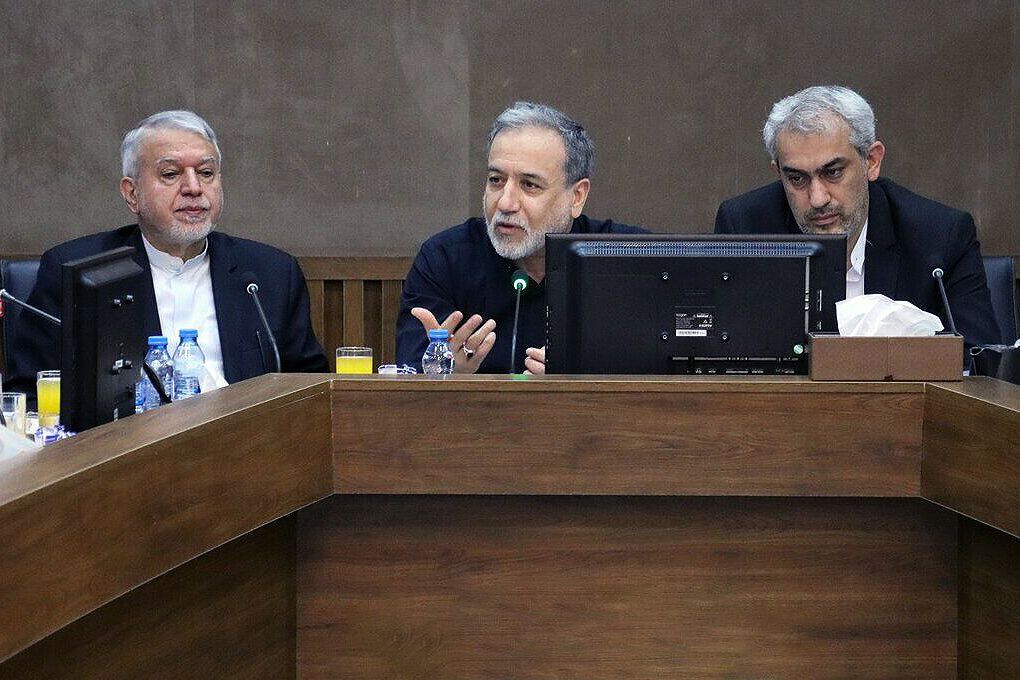 عراقچي: د ایران او افغانستان ترمنځ سرحدي ستونزې دې د سیمه‌ییزو چارواکو له لارې حل شي