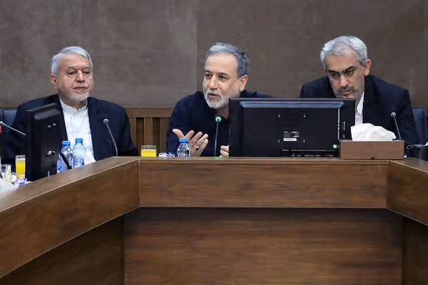 عراقچي: د ایران او افغانستان ترمنځ سرحدي ستونزې دې د سیمهییزو چارواکو له لارې حل شي