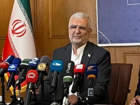 په مشهد کې د طالب ډیپلوماټ له لوري د یوه ایراني عکاس تر وهلو وروسته هغه له ایرانه شړل شوی