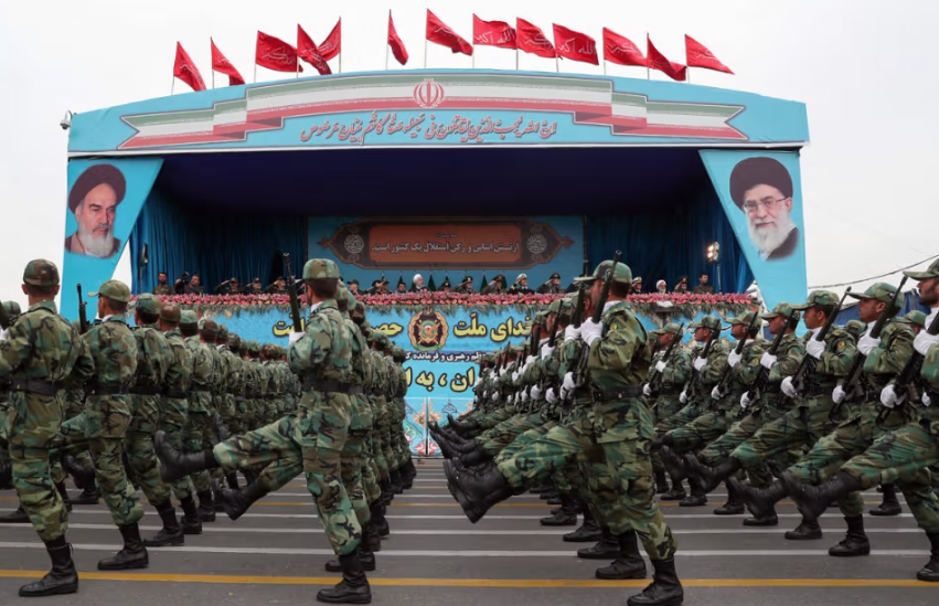 د ایران پوځ: موږ د سپاه تر څنګ ولاړ یو