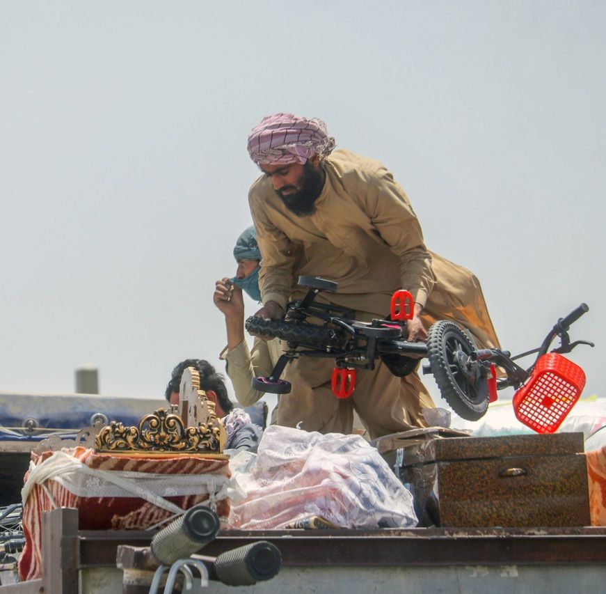 ایران نږدې «دوه میلیونه» افغانان د اسلام‌کلا له پولې افغانستان ته استولي