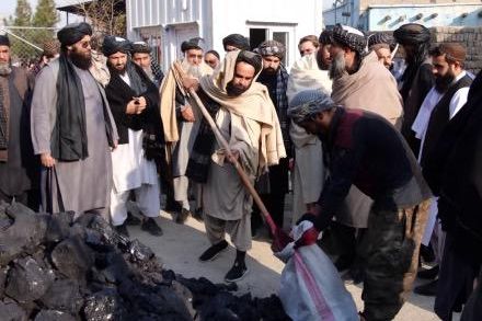 طالبان وایي، چې د کابل په ۲۲ ناحیو کې یې پر خلکو په کمه بیه د ډبرو سکرو د وېش لړۍ پیل کړې