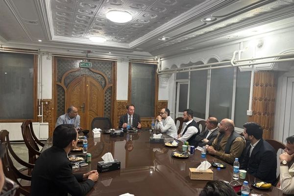 د بریتانیا ځانګړی استازی: افغان خبریالان په سختو شرایطو کې هم د خلکو غږ پورته کوي