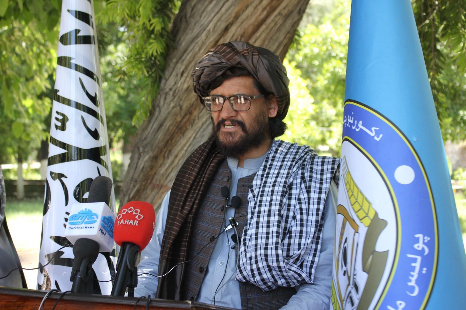 طالب چارواکی وايي، چې د دوی د ځواکونو په نوم غلو په ښار او کلیو کې کورونه لوټ کړي