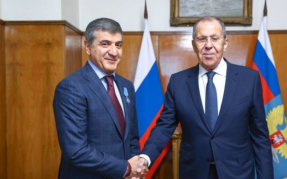 روسیه به یک بازرگان افغان نشان افتخار داد