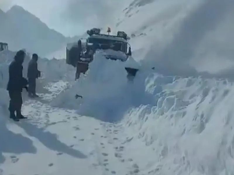 طالبان: گذرگاه سالنگ پس از پنج روز به روی ترافیک باز شد