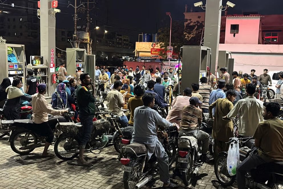 گزارش نیویارک‌تایمز از رقابت جنون‌آمیز و نابرابر کشورهای دارا و ندار برای خرید نفت