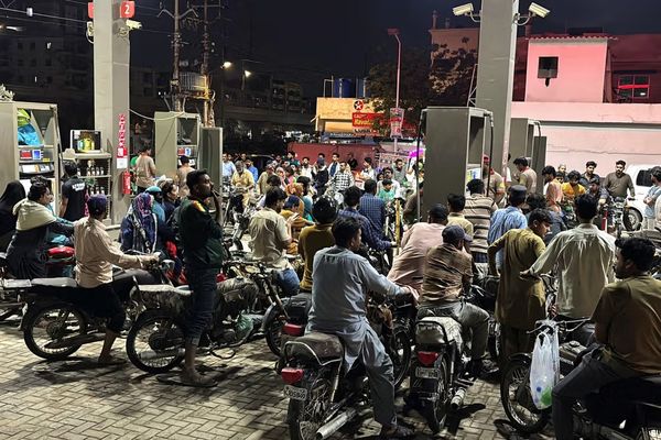 گزارش نیویارکتایمز از رقابت جنونآمیز و نابرابر کشورهای دارا و ندار برای خرید نفت