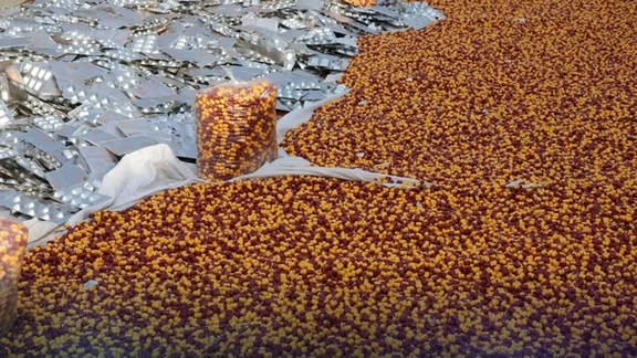 طالبانو په ننګرهار کې دوه کسان د ۵۰زره نشه‌يي ګولیو د لېږد په تور نیولي