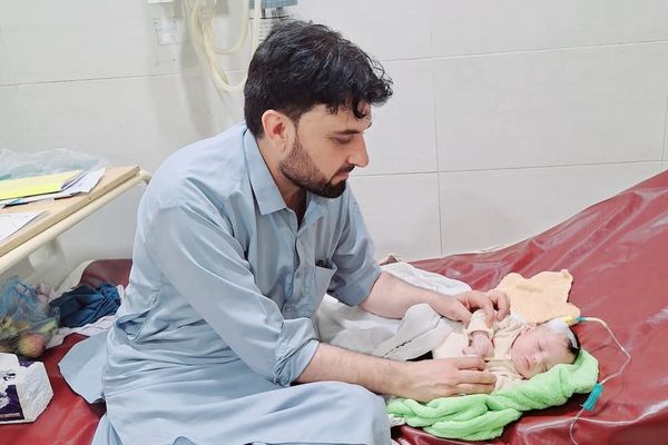 له مور څخه بېل د زړه په ناروغۍ اخته ۴۰ ورځنی افغان ماشوم د حیات اباد په روغتون کې بستر شوی