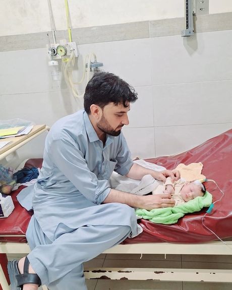 له مور څخه بېل د زړه په ناروغۍ اخته ۴۰ ورځنی افغان ماشوم د حیات اباد په روغتون کې بستر شوی