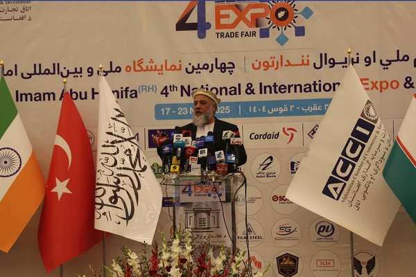 نورالدین عزیزي: د افغانستان شاوخوا ۱۲ زره کانتینره په پاکستان کې بند پاتې دي