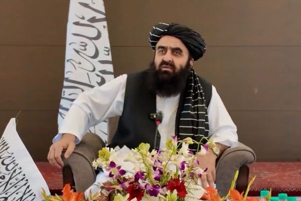 متقي: نر نشته چې په ټول افغانستان کې دې یو څاڅکی شراب انتقال کړي او وڅښي