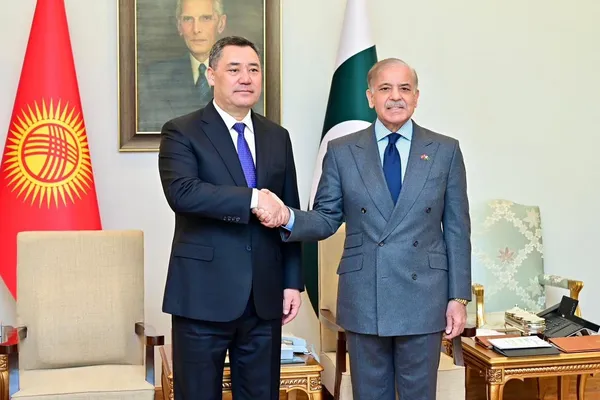 شهباز شریف او د قرغزستان ولسمشر ټینګار کړی، چې طالبان باید د ترهګرۍ خلاف کړې ژمنې عملي کړي